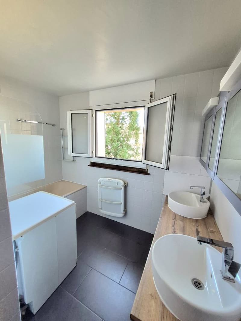 00078 - Appartement de 5 pièces au 2ème étage, avec 2 balcons, et un box individuel. - Helvétie 48 - La Chaux-de-Fonds (9)