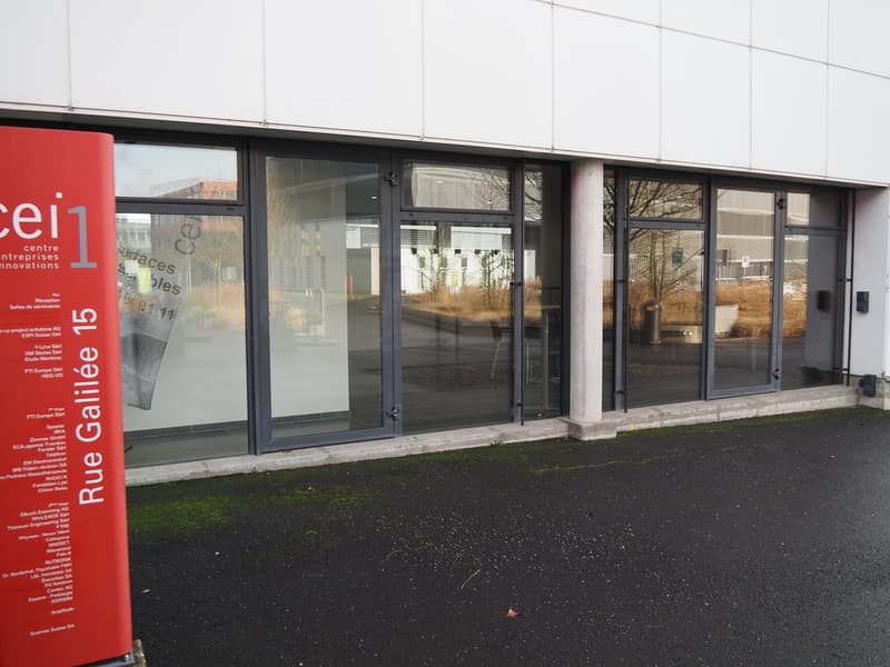 Local lumineux au rez-de-chaussée avec vitrine (4)