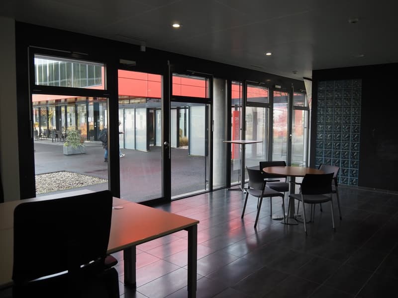 Local lumineux au rez-de-chaussée avec vitrine (1)