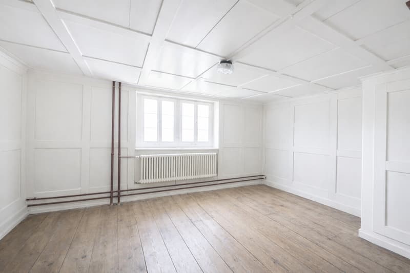 Zimmer mit Holzvertäfelung