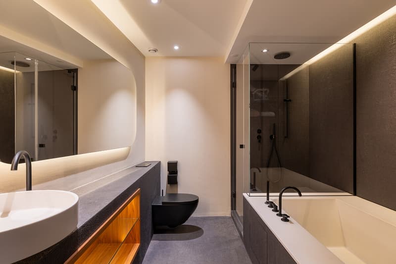 Badezimmer mit Badewanne und Dusche