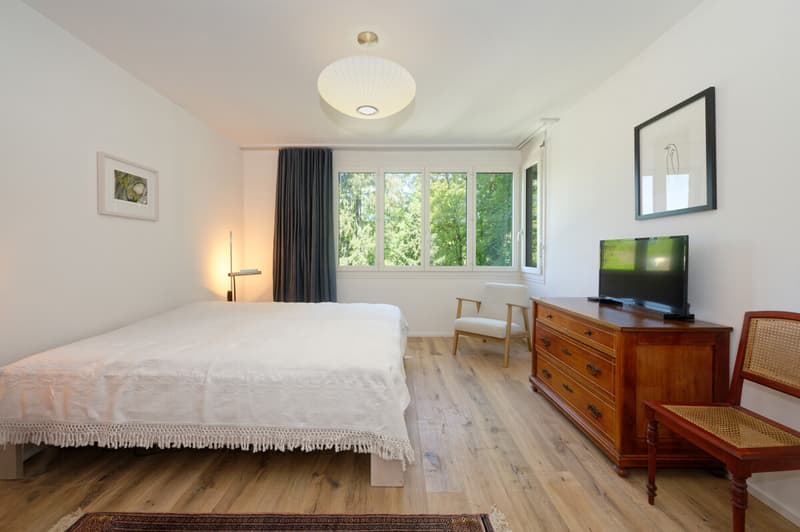 Grosses Schlafzimmer mit Bad