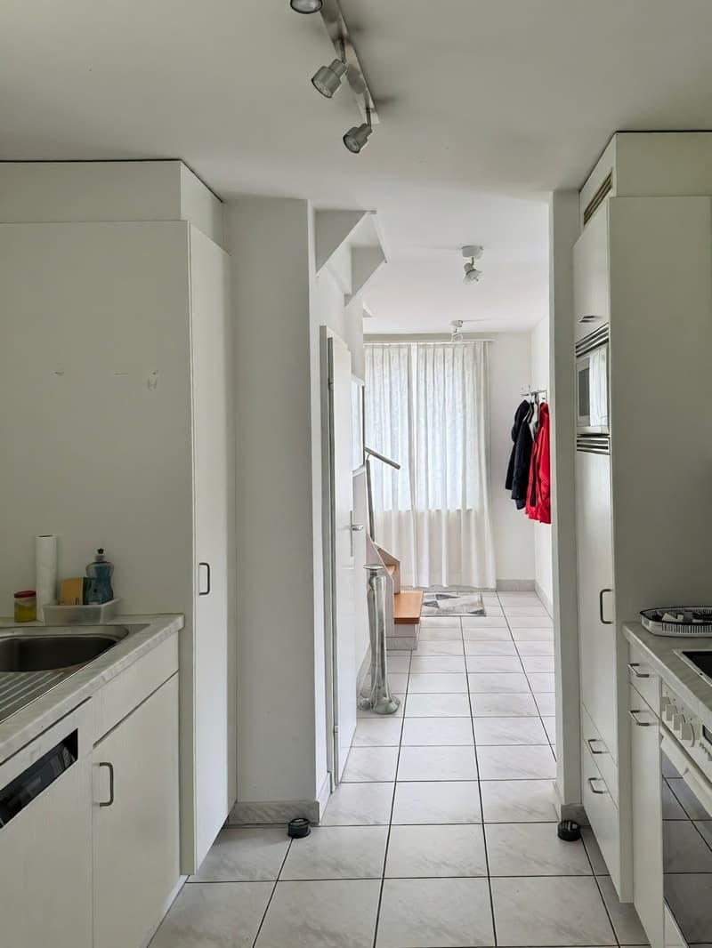 Blick von der Küche in den Eingangbereich