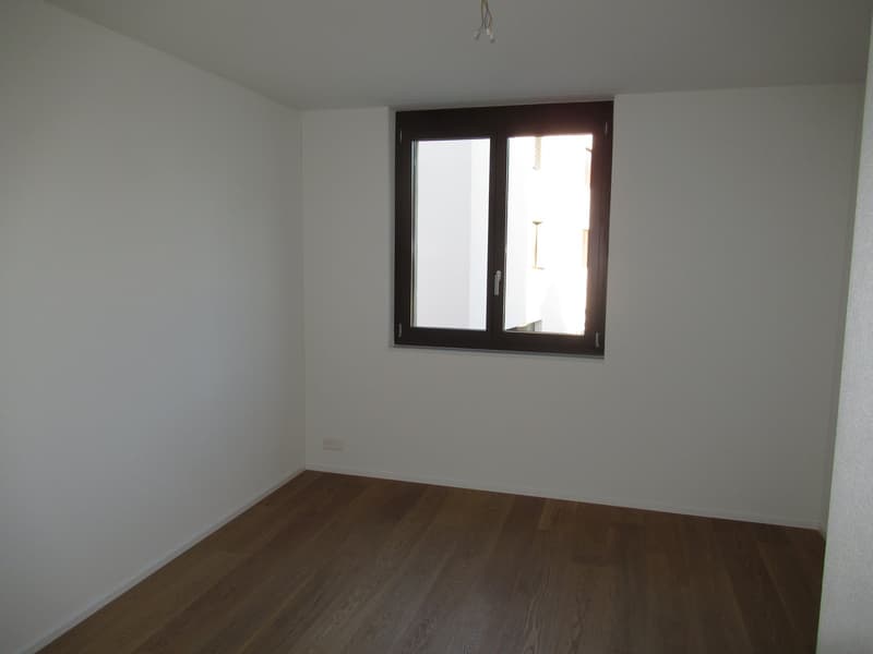 empty room, white walls, wooden floor, window
