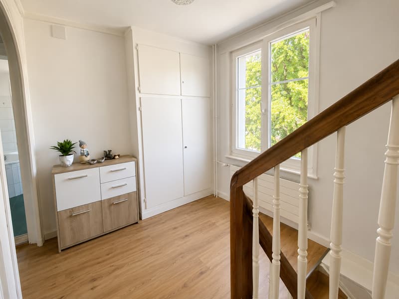 Freistehendes Zweifamilienhaus mit grosszügigem Garten und sonniger Dachterrasse (18)
