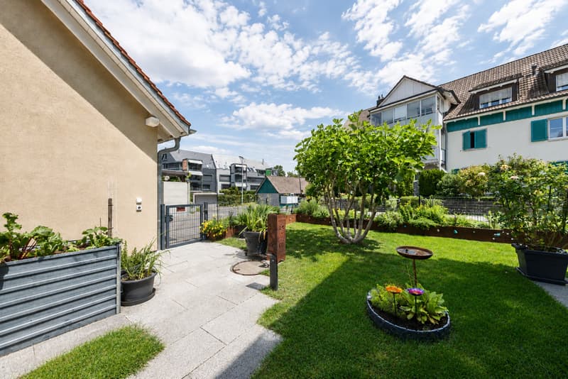 Traumhafte Doppelhaushälfte mit Garten und Poollandschaft (3)
