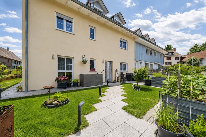 Traumhafte Doppelhaushälfte mit Garten und Poollandschaft (4)