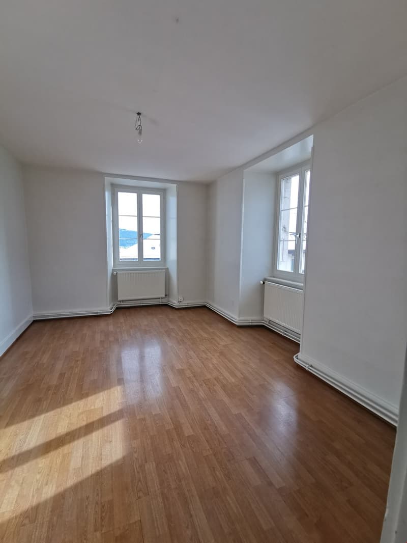 empty room, wooden floors, white walls, windows, radiators, light