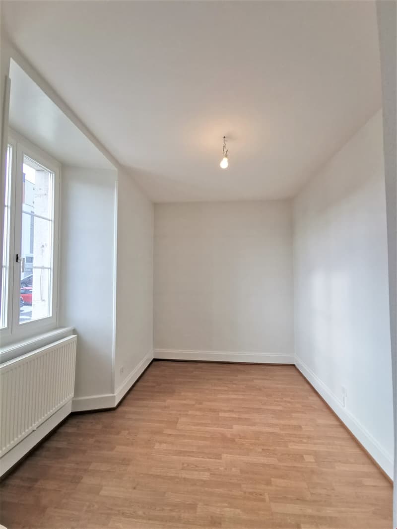 empty room, wooden floor, white walls, single window, ceiling light