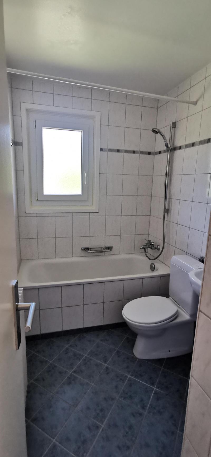 Appartement de 4 pièces, 78 m2, à Coffrane - Salle de bain