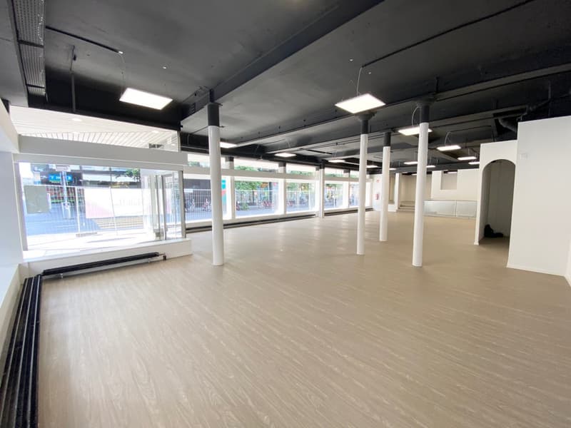 Local commercial de 1 pièce, 364.32 m2, à Bienne - Séjour