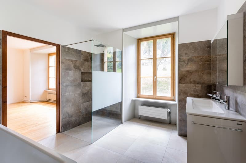 Appartement de 5.5 pièces, 164 m2, à Fenin - Salle de bain