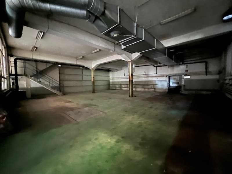 À louer : espace de plain-pied idéal pour un atelier ou un dépôt. (2)