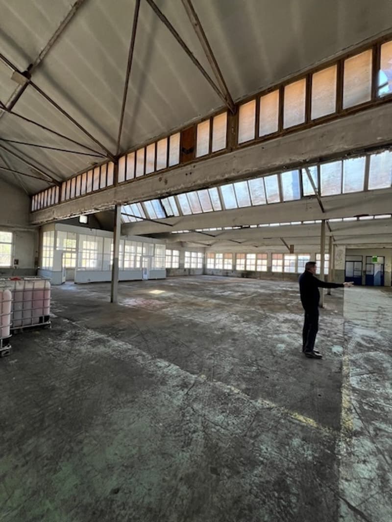 À louer : Espaces industriels à partir de 250 m² jusqu'à 5 000 m². (7)