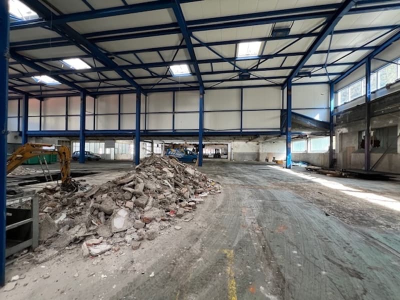 À louer : Espaces industriels à partir de 250 m² jusqu'à 5 000 m². (6)
