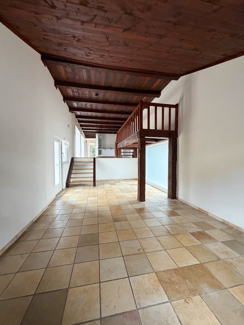 Superbe appartement de 4 pièces dans une ancienne ferme à Develier, disponible dès le 1er octobre. (2)