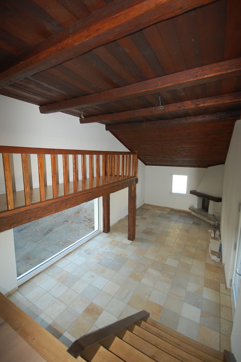Superbe appartement de 4 pièces dans une ancienne ferme à Develier, disponible dès le 1er octobre. (6)