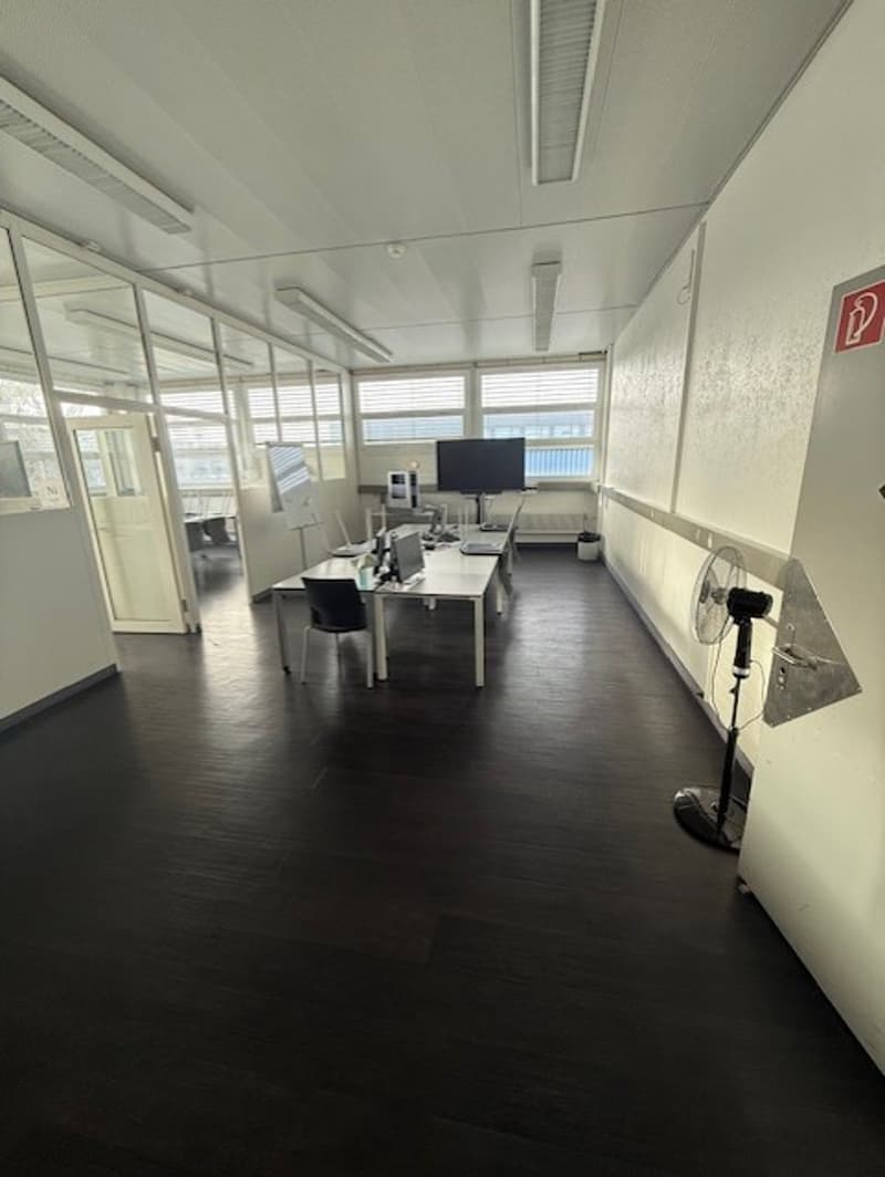 A louer dans grand complexe industriel, artisanal et admin. 3 surfaces de 407 m², 250 m² et 165 m² (11)