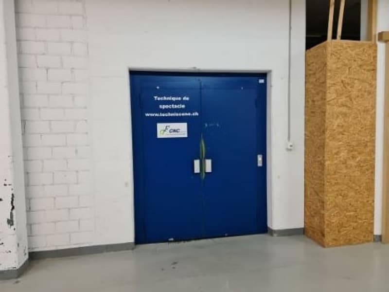 A louer dans grand complexe industriel, artisanal et admin. 3 surfaces de 407 m², 250 m² et 165 m² (22)