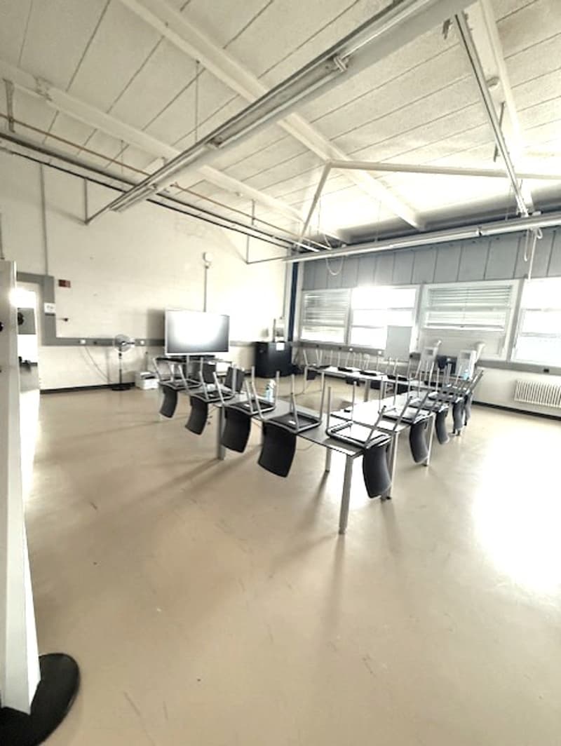 A louer dans grand complexe industriel, artisanal et admin. 3 surfaces de 407 m², 250 m² et 165 m² (17)