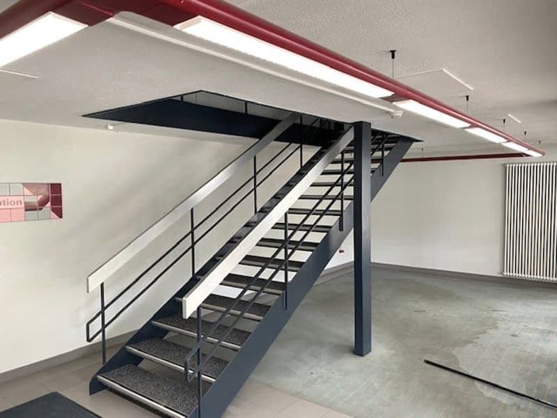 A louer dans grand complexe industriel, artisanal et admin. 3 surfaces de 407 m², 250 m² et 165 m² (12)