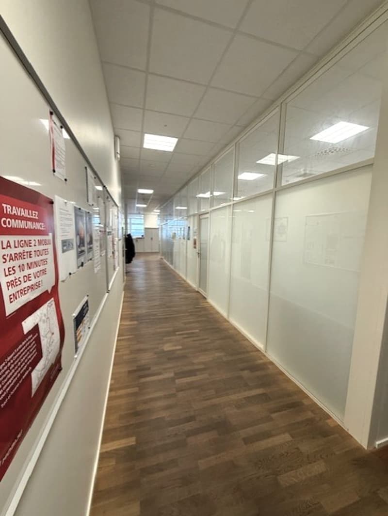 A louer dans grand complexe industriel, artisanal et admin. 3 surfaces de 407 m², 250 m² et 165 m² (10)