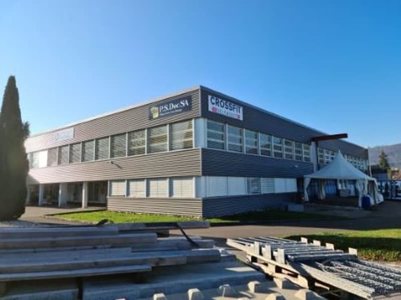 A louer dans grand complexe industriel, artisanal et admin. 3 surfaces de 407 m², 250 m² et 165 m² (4)