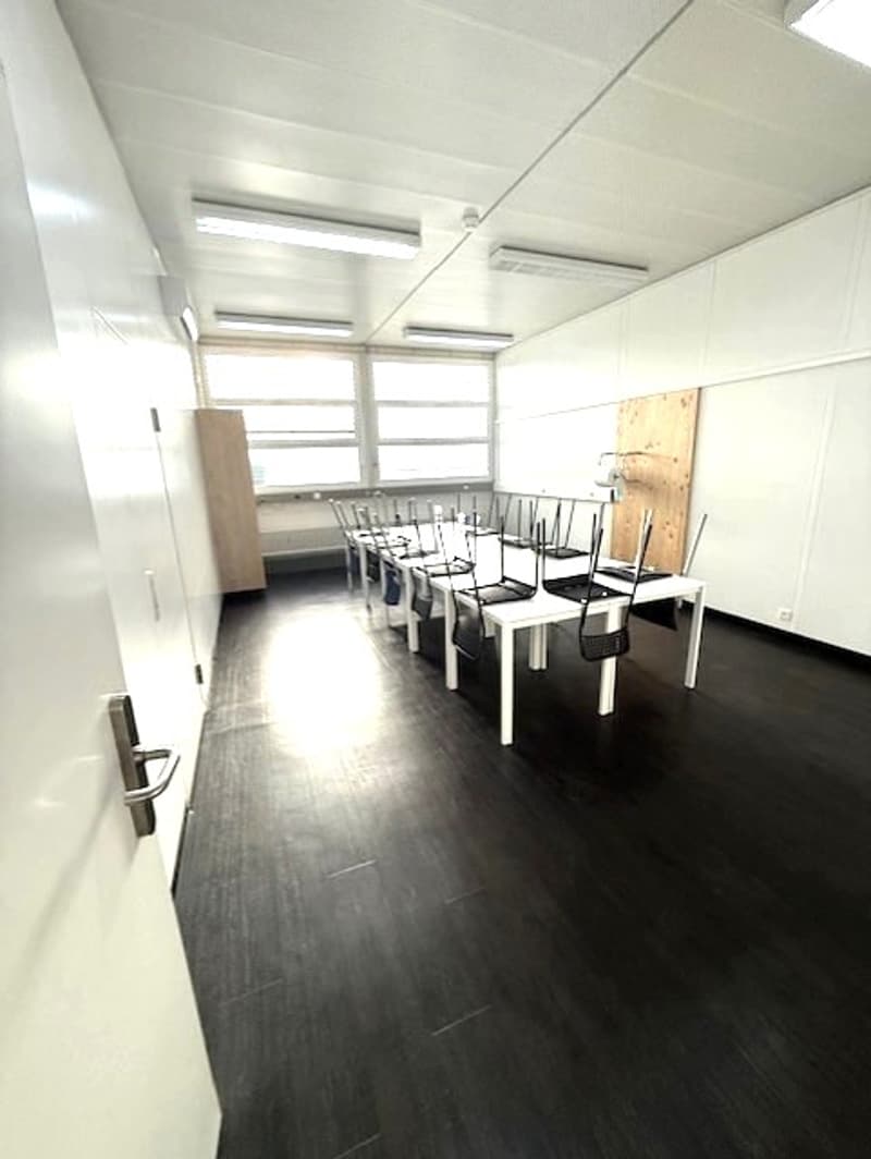 A louer dans grand complexe industriel, artisanal et admin. 3 surfaces de 407 m², 250 m² et 165 m² (19)