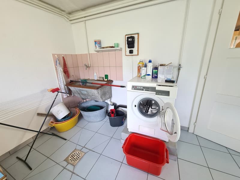 Très spacieuse et charmante villa idéalement bien située sur une grande parcelle de toute beauté (33)