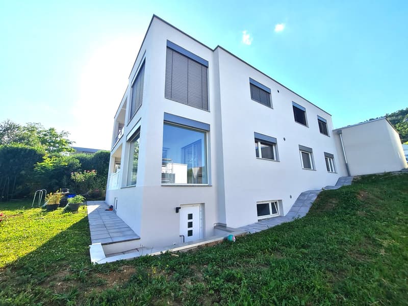 Très jolie et spacieuse villa idéalement bien située comprenant 3 appartements (3)