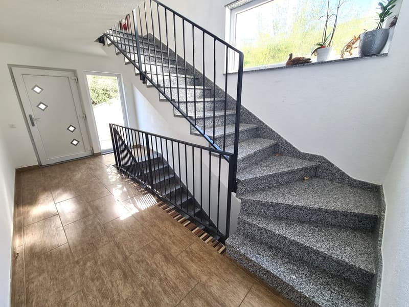 Très jolie et spacieuse villa idéalement bien située comprenant 3 appartements (21)