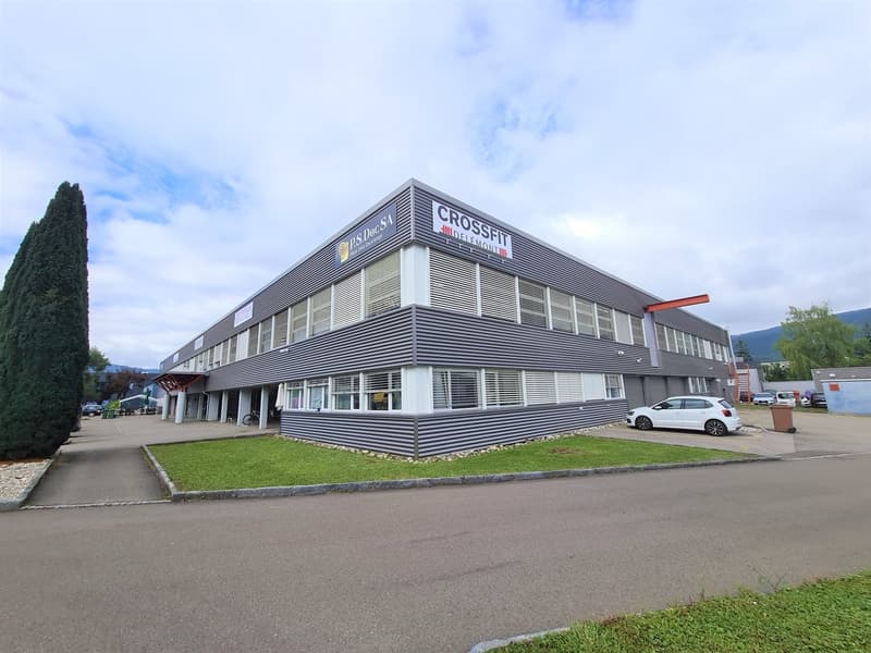RENDEMENT NET EXCEPTIONNEL de 6,42% - Complexe industriel de 4554 m² rénové et loué à 33 entreprises (1)