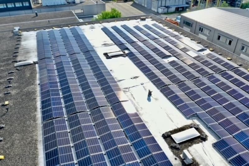 RENDEMENT NET EXCEPTIONNEL de 6,42% - Complexe industriel de 4554 m² rénové et loué à 33 entreprises (9)