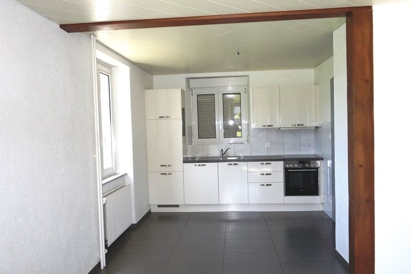 A louer charmant appartement de 3,5 pièces au rez-de-chaussée d'un petit immeuble (1)