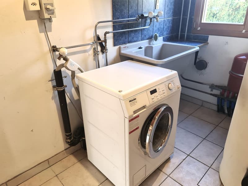 Jolie villa idéalement bien située et au calme avec un bon dégagement (38)