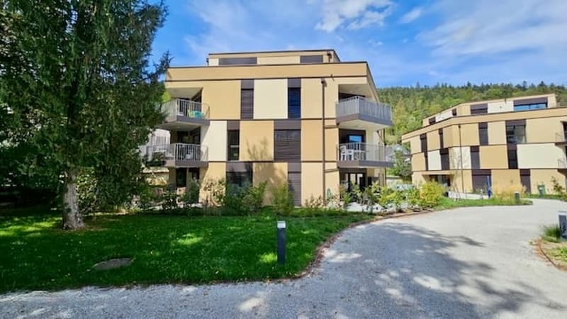Joli appartement de 2,5 pièces avec terrasses et jardin à Couvet (2)