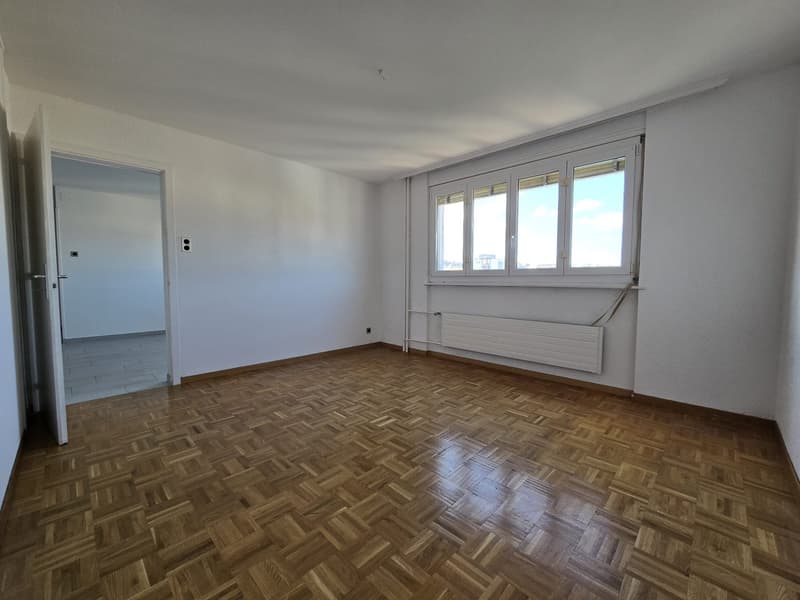 empty room, wooden floor, white walls, large window, radiator