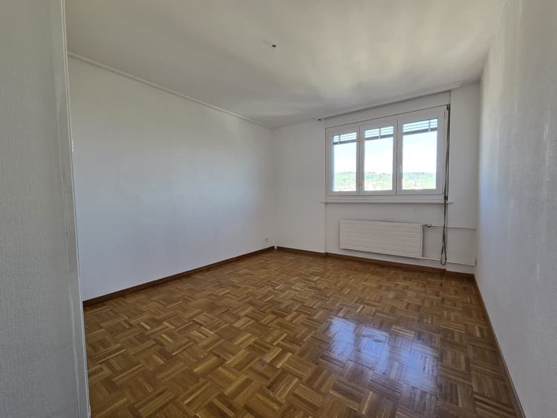 empty room, parquet floor, white walls, window with blinds