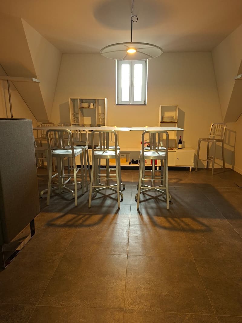 Bureau moderne au cœur de La Chaux-de-Fonds dans un ancien immeuble rénové  avec goût (5)