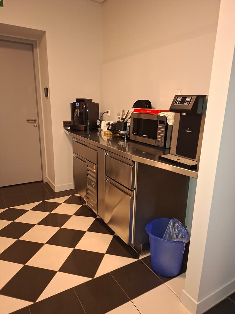 Bureau moderne au cœur de La Chaux-de-Fonds dans un ancien immeuble rénové  avec goût (6)