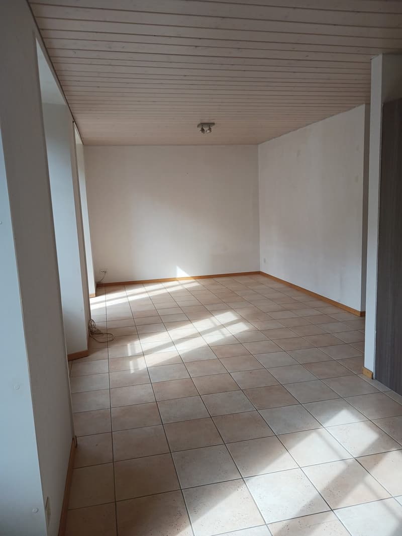 empty room, white walls, tiled floor, ceiling lights, power outlets