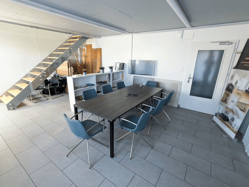 Bureau lumineux avec salle de conférence et cuisine (6)