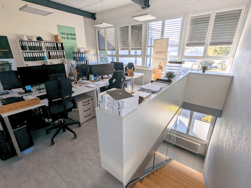 Bureau lumineux avec salle de conférence et cuisine (4)