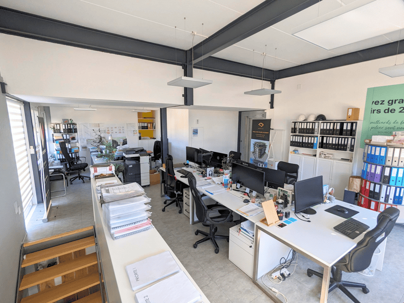 Bureau lumineux avec salle de conférence et cuisine (3)