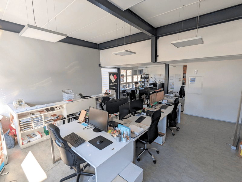 Bureau lumineux avec salle de conférence et cuisine (5)