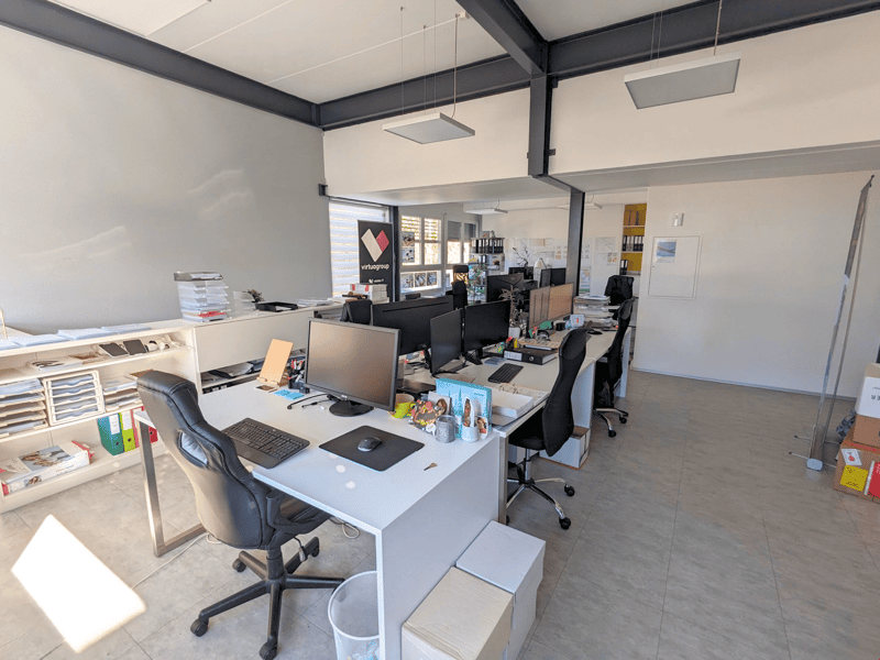 Bureau lumineux avec salle de conférence et cuisine (8)