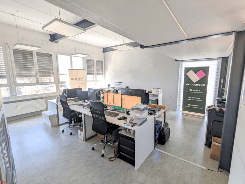 Bureau lumineux avec salle de conférence et cuisine (2)