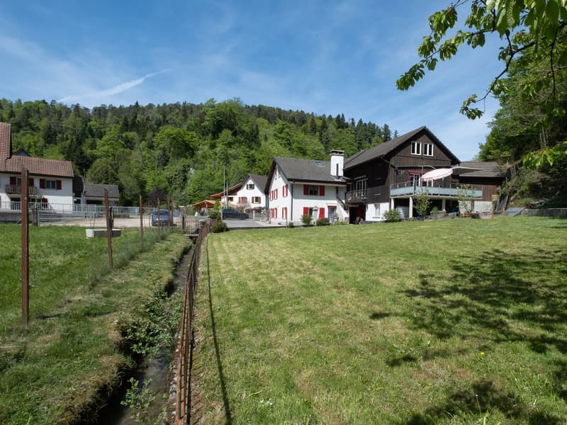 Maison à deux appartements avec garage, abri-réduit et terrasse (3)