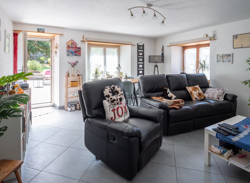 Maison à deux appartements avec garage, abri-réduit et terrasse (16)