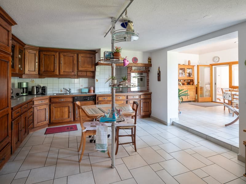 Maison à deux appartements avec garage, abri-réduit et terrasse (12)